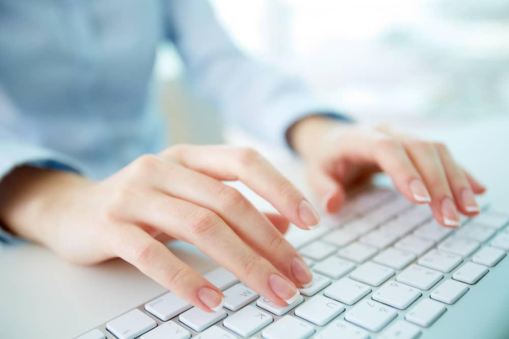 mains d'une femme sur un clavier pour désinstaller Eclipse de son ordinateur