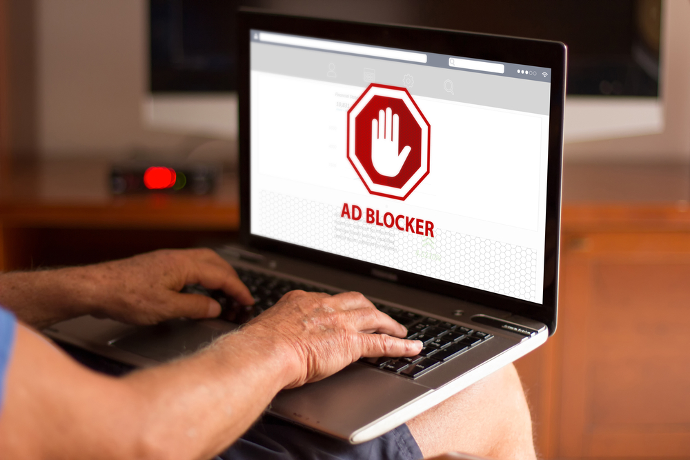 Personne qui désinstalle adblock de son navigateur internet.