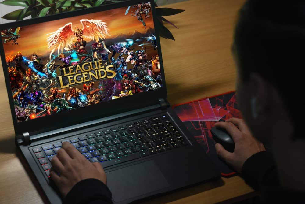 Joueur en train de désinstaller le client Riot de son PC.