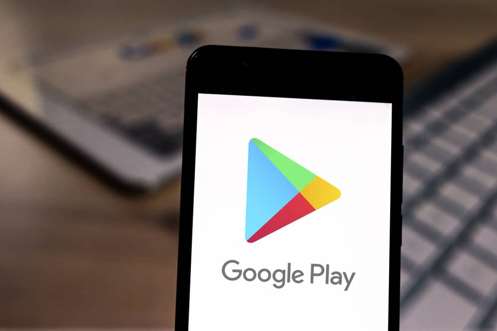 Smartphone sur lequel on désinstalle Google Play.