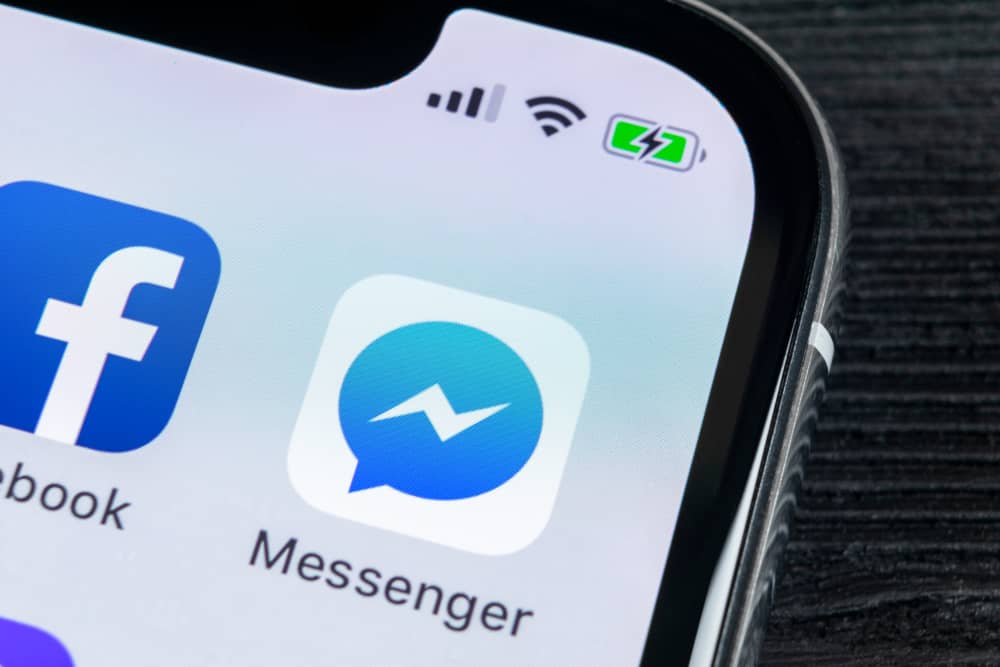 Application Messenger en train d'être désinstallée d'un téléphone.