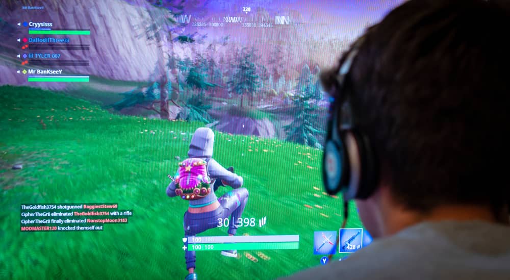 Utilisateur jouant à fortnite sur son ordinateur.