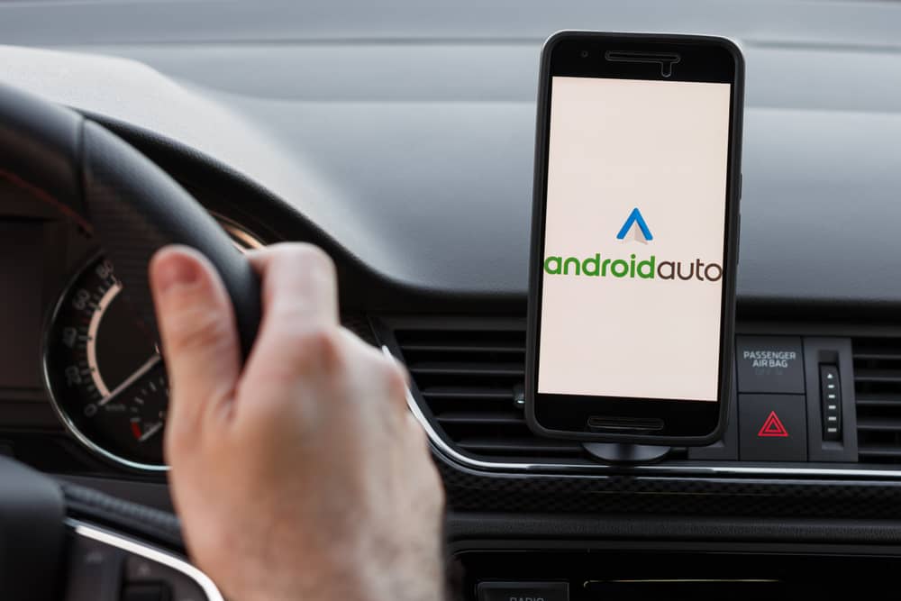 Utilisateur qui désinstaller Android Auto de son smartphone.