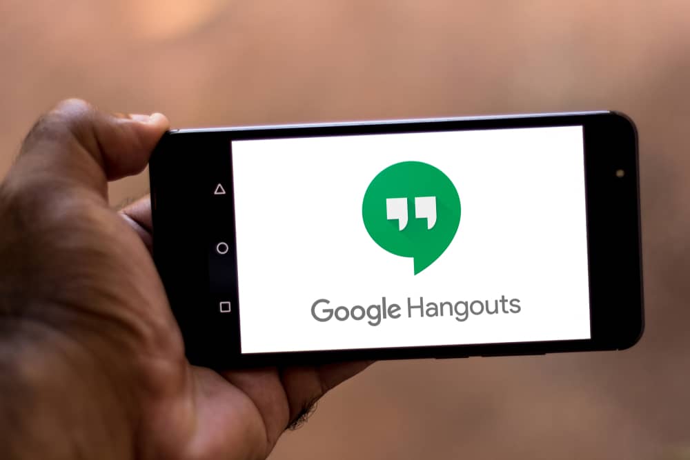 Utilisateur désinstallant Hangouts de son smartphone.