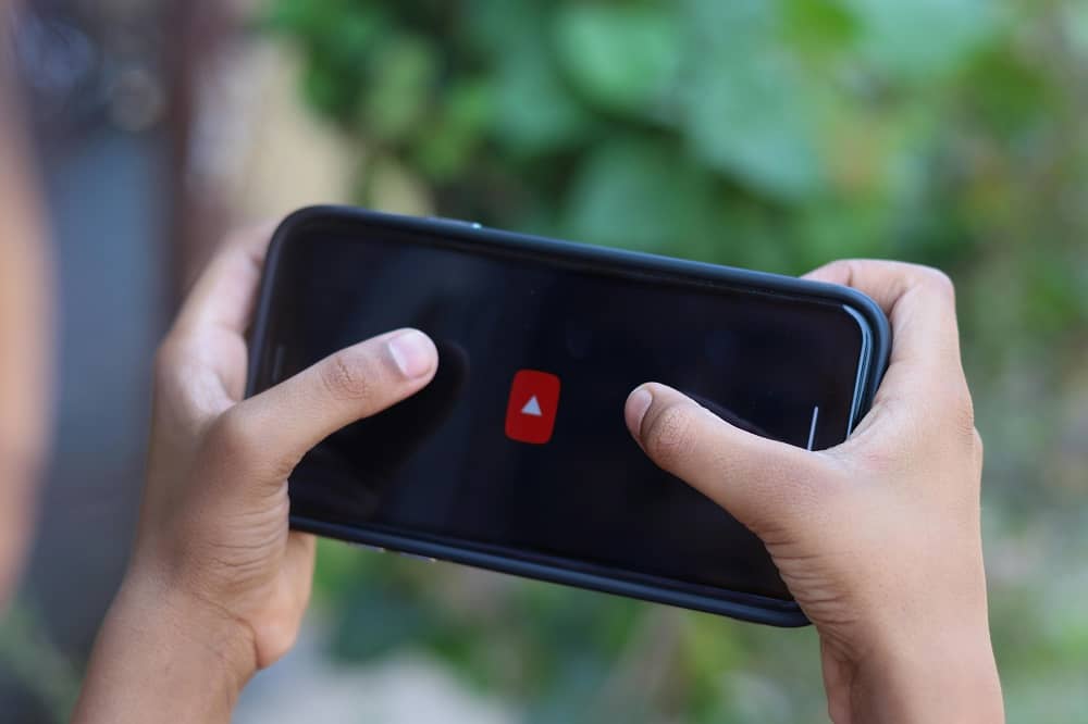 Utilisateur d'un smartphone qui désinstaller youtube de son appareil